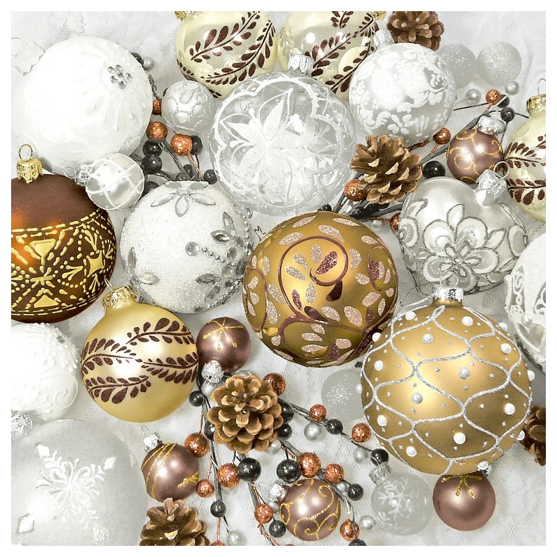 Paper+Design Tissue Szalvéta, karácsonyi mintás arany-fehér gömb, 33 x 33 cm, 3-rétegű